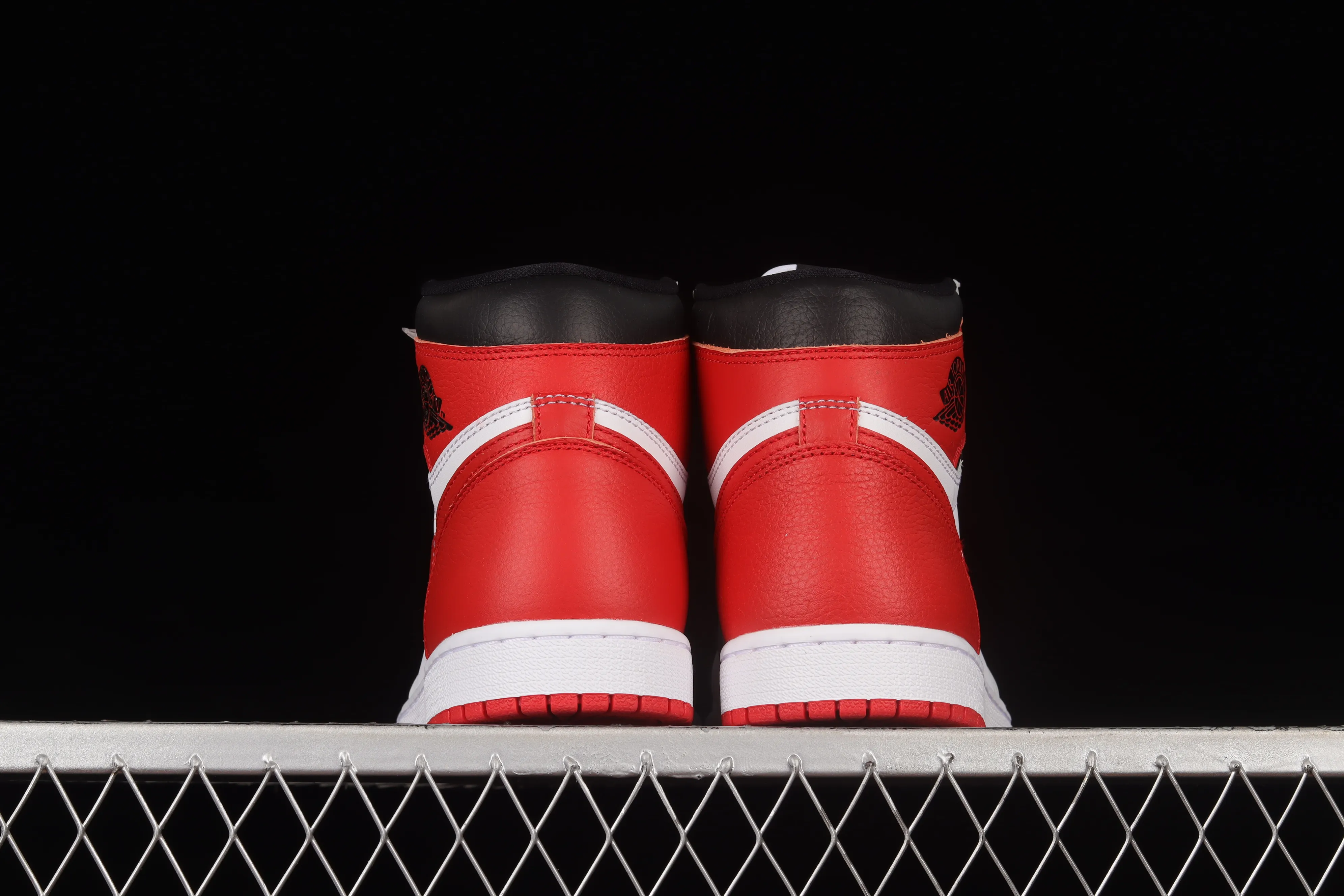 All categories Air Jordan Jordan series basketball shoes Air Jordan 1 High pure original version Air Jordan 1 High OG AJ1 Joe 1 white and red retro high-top cultural basketball shoes 555088-161
